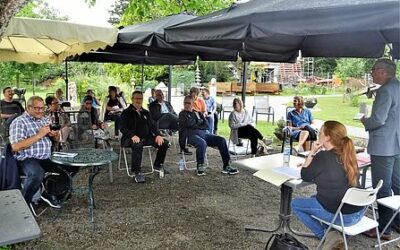 Vereinsvertreter treffen sich im Garten der Heinrich-Vetter-Stiftung