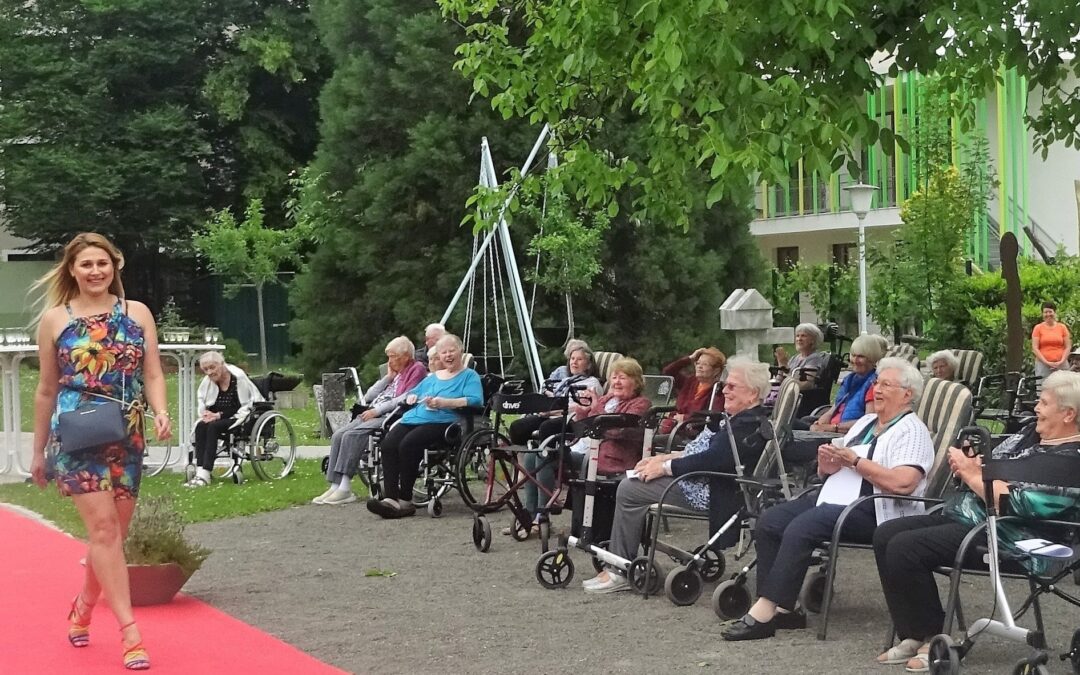 Sommermodenschau im Park