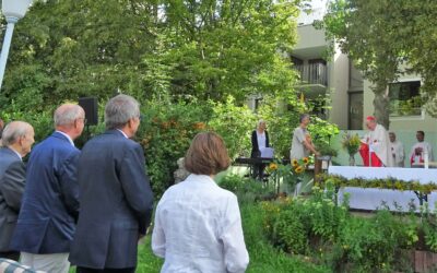 Hoher kirchlicher Würdenträger feiert Marien-Gottesdienst im Park