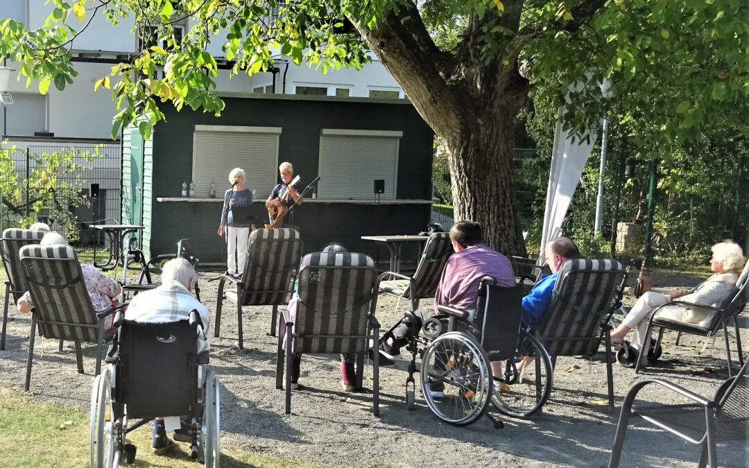 Gesang und Gitarre im Park