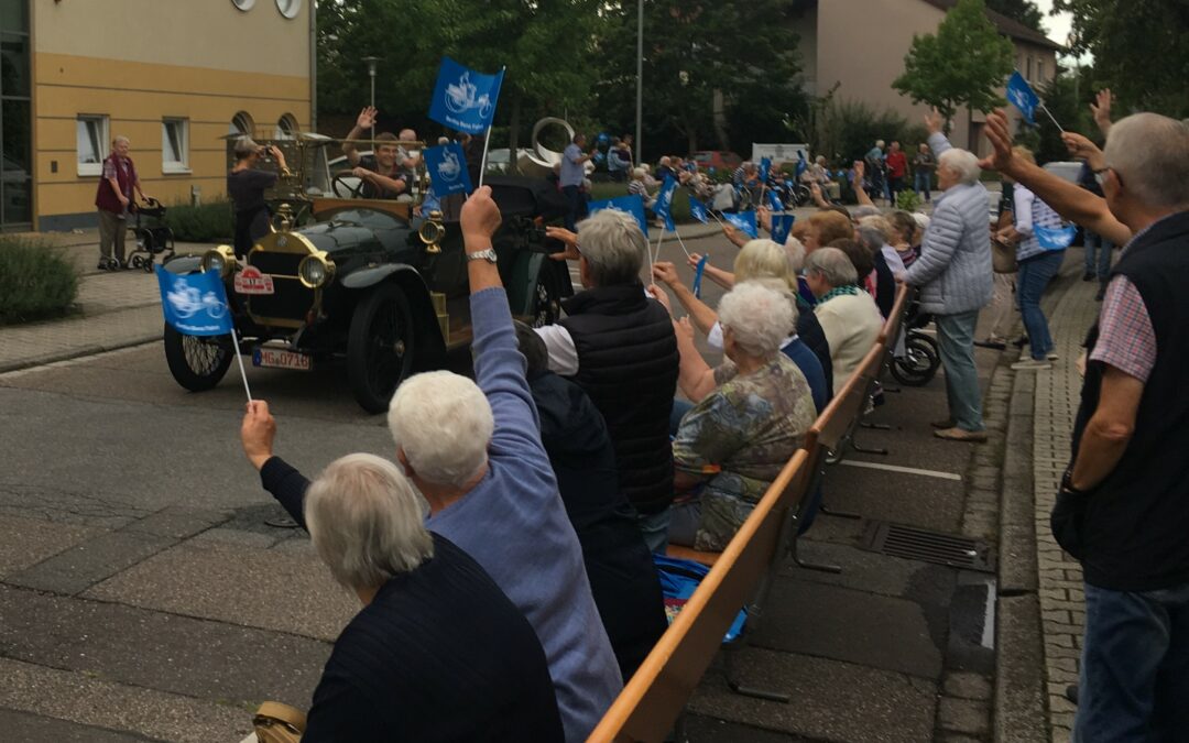 Viele Senioren und etliche Oldtimer