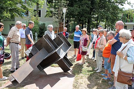 Dr. Jochen Kronjäger führte durch den Skulpturengarten