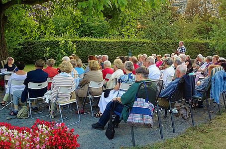 Heitere Sommerlektüre unter dem Nussbaum