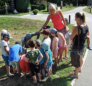 Kindgerechte Führung durch sonnendurchfluteten Garten