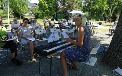 Senioren singen im Park- Pack die Badehose ein