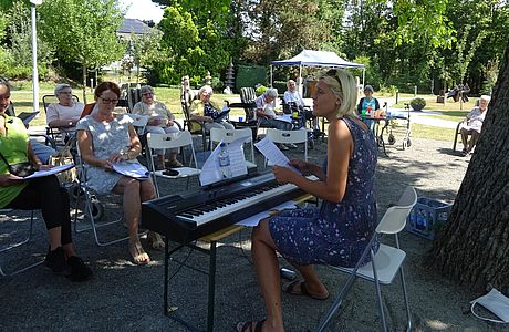 Senioren singen im Park- Pack die Badehose ein