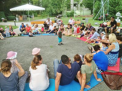 Tanzen, singen und ein Fest feiern