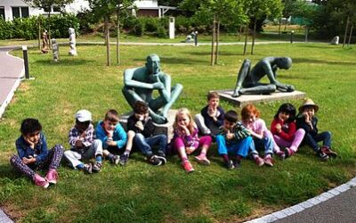 Vorschulkinder im Skulpturenpark