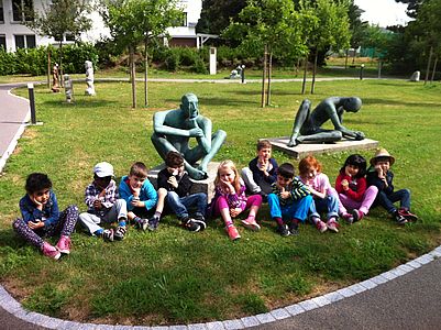 Vorschulkinder im Skulpturenpark