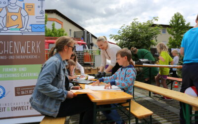 Vielfältige Stände, Ausstellungen und Kinderspiele beim Jubiläumsfest