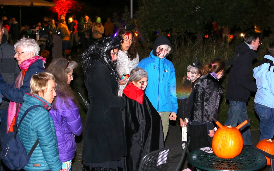 Kürbis-Kunstwerke und Halloween-Kinderdisco