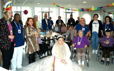 Seniorinnen und Senioren treffen närrische Besucher
