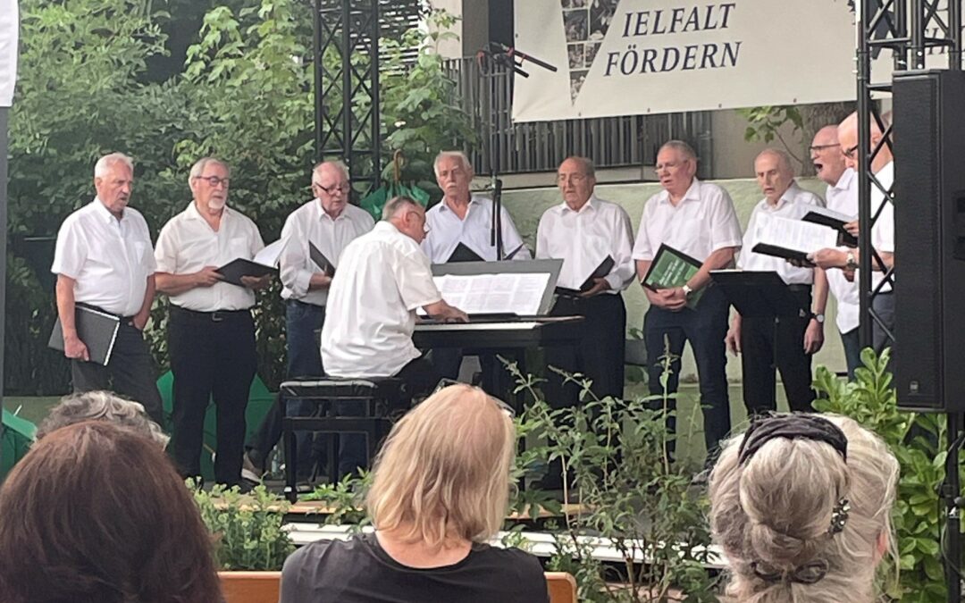 Stimmen und Lebensfreude im Park