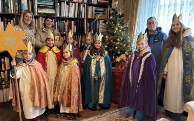 Sternsinger segnen das Haus